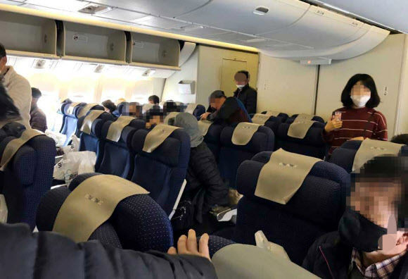 이스라엘에 머무르던 한국 관광객들이 24일 텔아비브의 벤구리온 국제공항에서 인천으로 떠나는 이스라엘 정부 전세기에 올라 이륙을 기다리고 있다. 쿠키뉴스 제공 연합뉴스 