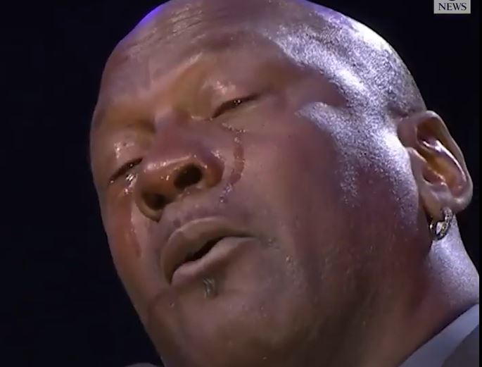 24일(현지시간) 미국 로스앤젤레스 스테이플스 센터에서 거행된 코비 브라이언트 장례 행사 도중 굵은 눈물 방울을 닦을 생각도 하지 못한 채 추모사를 하고 있다. ABC 뉴스 동영상 캡처