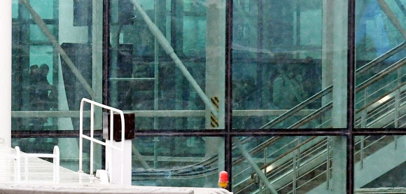 입국장 향하는 이스라엘 조기 귀국 관광객들