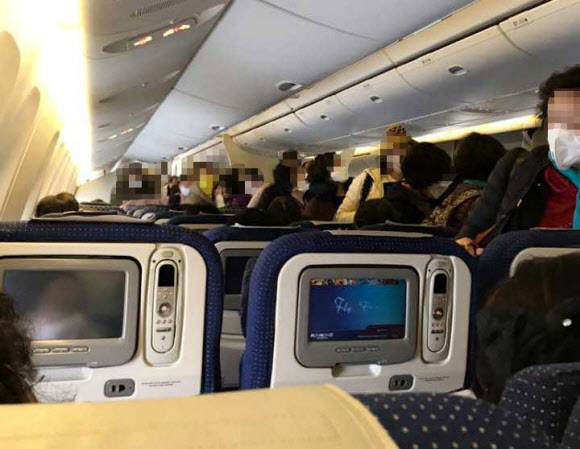 이스라엘서 전세기 탑승한 한국인관광객들