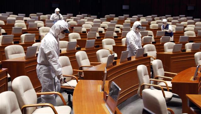 코로나19 방역 당국, 국회 본회의장 소독