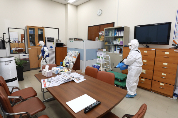 코로나19 확진자가 지난 19일 국회에서 열린 한 토론회에 참석한 사실이 뒤늦게 확인되자 국회 본관과 의원회관 등 국회 출입이 전면 통제되면서 국회 본청에 대한 방역작업이 24일 밤과 25일 새벽에 걸쳐 실시됐다. 2020.2.25 국회사무처 제공