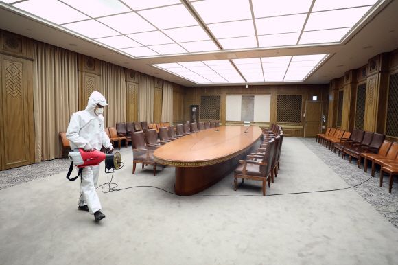 코로나19 확진자가 지난 19일 국회에서 열린 한 토론회에 참석한 사실이 뒤늦게 확인되자 국회 본관과 의원회관 등 국회 출입이 전면 통제되면서 국회 본청에 대한 방역작업이 24일 밤과 25일 새벽에 걸쳐 실시됐다. 2020.2.25 국회사무처 제공