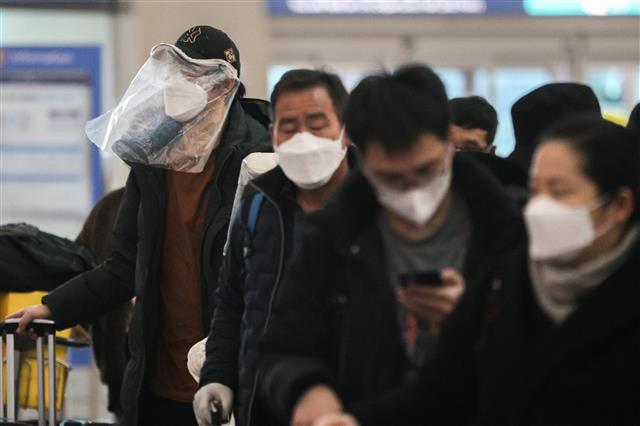 ‘비닐 가림막 쓰고...’ 출국 수속