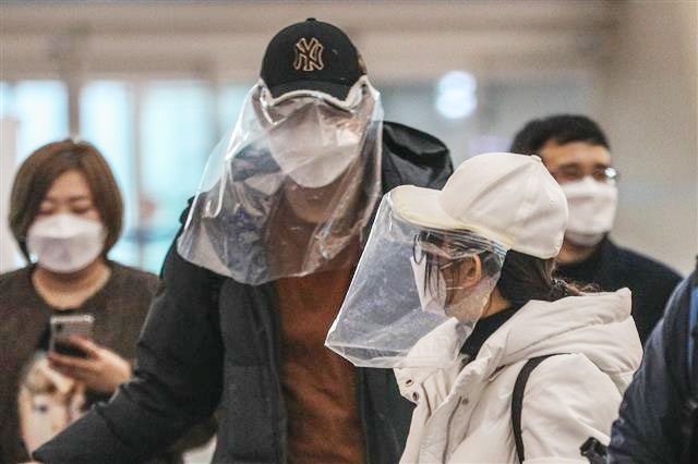 ‘비닐 가림막 쓰고...’ 출국 수속하는 중국인 관광객