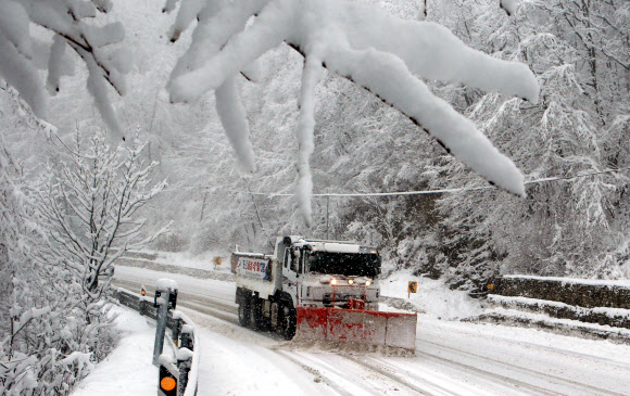 폭설에 분주해진 제설 차량