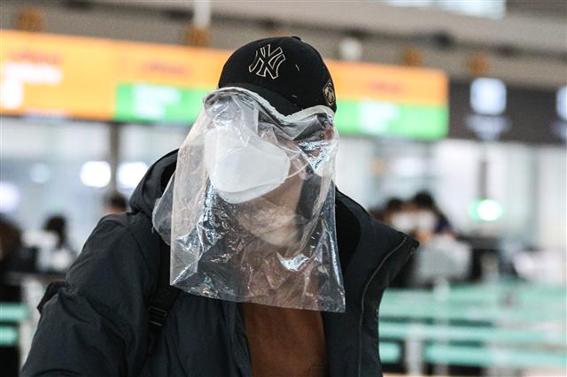 ‘코로나 무서워요...’ 출국 수속하는 중국인 관광객