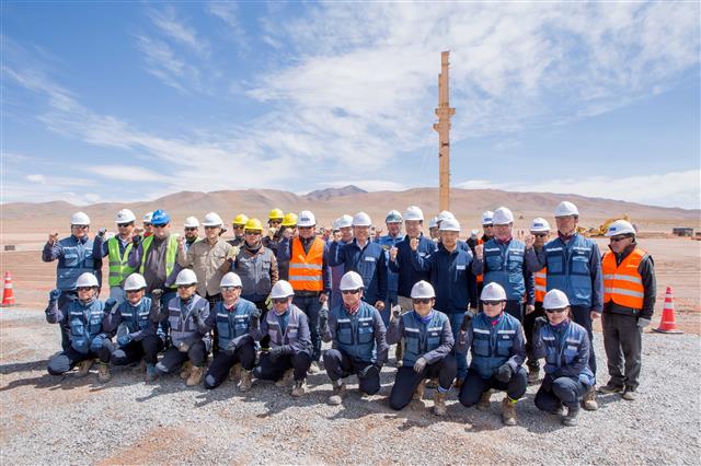 아르헨티나 리튬 추출 데모플랜트 건설현장을 방문한 최정우 포스코 회장이 직원들과 사진을 찍고 있다. 포스코 제공
