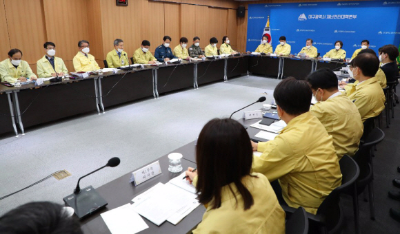 지난 25일 오후 이승호 대구시 경제부시장(왼쪽 세번째)이 동대구역 회의실에서 열린 문재인 대통령과 지역 시장?소상공인 간담회에 참석해 있다. 이날 오후 이승호 부시장실 직원이 신종 코로나바이러스 감염증(코로나19) 확진자로 밝혀져 이 부시장도 확진자와 밀접 접촉자로 분류돼 자가격리 대상이다. 2020. 2.26 도준석 기자pado@seoul.co.kr