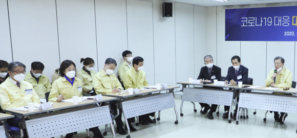 지난 25일 오후 이승호 대구시 경제부시장(왼쪽)이 동대구역 회의실에서 열린 문재인 대통령과 지역 시장?소상공인 간담회에 참석해 있다. 이날 오후 이승호 부시장실 직원이 신종 코로나바이러스 감염증(코로나19) 확진자로 밝혀져 이 부시장도 확진자와 밀접 접촉자로 분류돼 자가격리 대상이다. 2020. 2.26 도준석 기자pado@seoul.co.kr