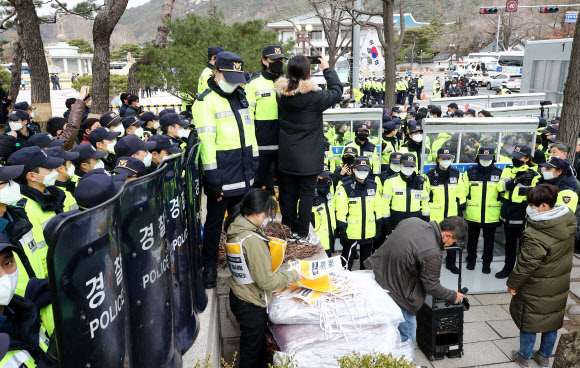 방석 반입 막는 경찰