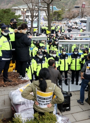 108배 물품 반입 막는 경찰