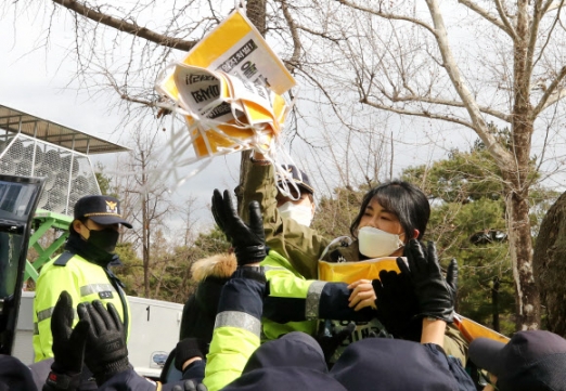 청와대 앞 집회 물품 반입 막는 경찰