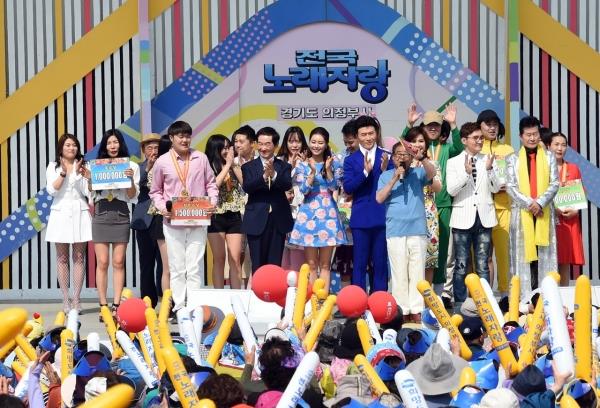 전국을 돌아다니는 공개방송인 전국노래자랑은 녹화를 잠정 연기하고 당분간 스페셜 방송으로 편성을 변경한다. KBS 제공