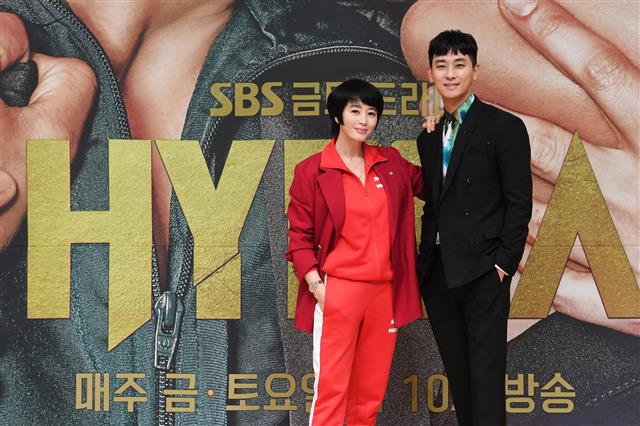 2월 화제의 드라마로 꼽혔던 SBS ‘하이에나’도 고민 끝에 온라인 스트리밍 제작발표회를 했다.  SBS 제공