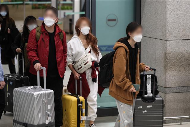 아프리카 섬나라 모리셔스로부터 입국 거부된 한국인 신혼부부들이 아랍에미리트 두바이를 거쳐 26일 인천국제공항 제1터미널로 귀국하고 있다. 뉴스1
