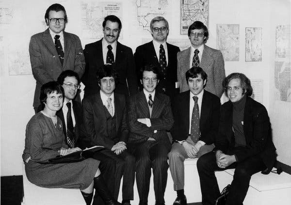 마이클 허츠(앞줄 왼쪽 세 번째)가 뉴욕 지하철 노선도를 새롭게 그리라는 메트로폴리탄 수송청(MTA)의 의뢰를 받고 꾸린 팀원들과 함께 포즈를 취하고 있다. 그의 팀은 완성품을 1979년에 내놓았는데 지금도 쓰이는 노선도의 원형이다. Communications Co. 제공 미국 일간 뉴욕 타임스 홈페이지 캡처 