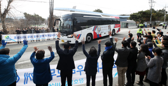 27일 오전 10시35분 중국 우한 3차 귀국자들이 경기 이천시 장호원 국방어학원에서 2주간의 격리 생활을 마치고 주민들의 환송을 받으며 버스 9대에 나눠타고 떠나고 있다.