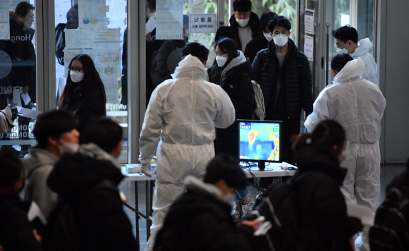 23일 서울 홍대에서 치뤄진 55회 공인회계사 시험장에서 수험생들이 발열검사를 받고 있다. 2020.2.23  박지환 기자 popocar@seoul.co.kr