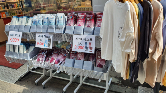 코로나19의 확산으로 정부가 약국과 우체국 등을 통해 매일 마스크 350만장을 공급하기로 한 27일 오전 서울 명동 상점에 1회용 마스크가 장당 3~4천원에 판매되고 있다. 2020.2.27. 도준석 기자 pado@seoul.co.kr