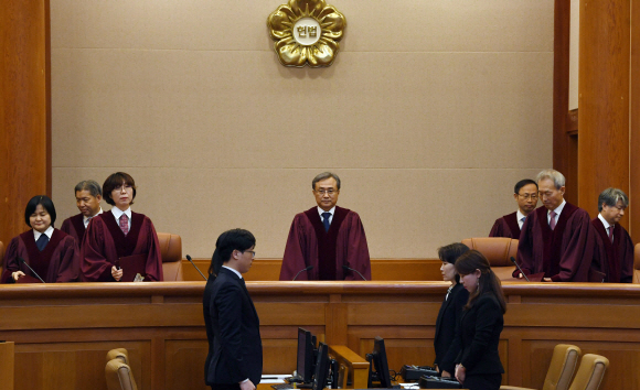 헌법재판소  지난 2월 헌재가 결정을 하기 전 재판관들이 입장하는 모습. 2020. 2. 27 정연호 기자 tpgod@seoul.co.kr