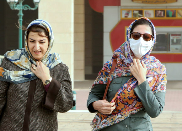 코로나19 마스크 쓰고 걷는 쿠웨이트 여성