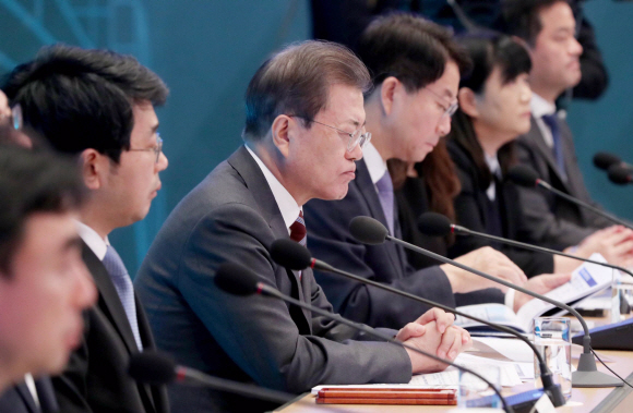 <청와대> 국토부 해수부 업무보고/ 문재인 대통령이 27일 청와대에서 국토부와 해수부 업무보고에 참석하고 있다. 2020. 2.27 도준석 기자pado@seoul.co.kr