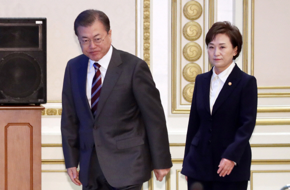 <청와대> 국토부 해수부 업무보고/ 문재인 대통령이 27일 청와대에서 국토부와 해수부 업무보고에 참석하고 있다. 2020. 2.27 도준석 기자pado@seoul.co.kr