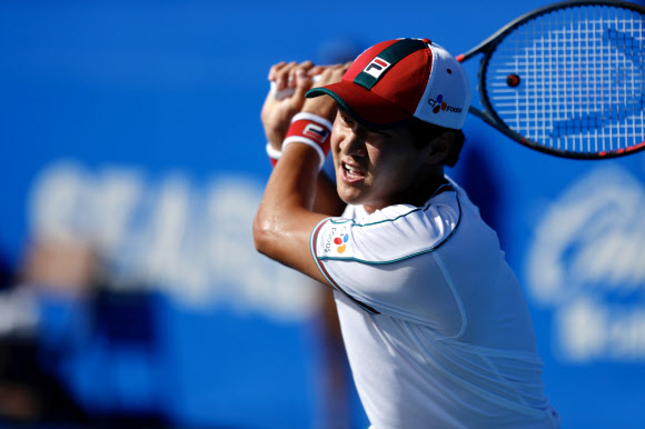 권순우가 27일 멕시코 아카풀코에서 열린 남자프로테니스(ATP) 투어 멕시코오픈 2회전에서 두산 라요비치(세르비아)의 스트로크를 백핸드로 받아치고 있다. [Abierto Mexicano Telcel 제공]