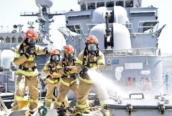 2018년 7월 해군 1함대 부산함 장병들이 함정에서 선상통제훈련의 하나로 화재발생 상황에 대처하는 진압훈련을 하고 있다.  뉴스1