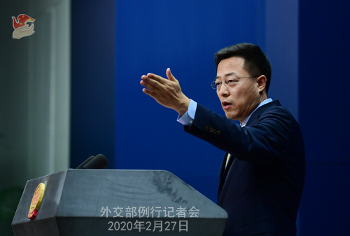 27일 열린 중국 외신기자회견에서 대변인이 질문할 기자를 지목하고 있다. 출처:중국 외교부