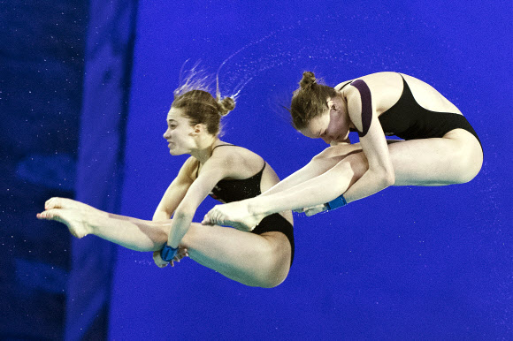 28일(현지시간) 캐나다 퀘벡주 몬트리올에서 열린 FINA 다이빙세계대회에서 여자 10m 플랫폼싱크로 결승전이 치뤄진 가운데 러시아 선수들이 경기를 펼치고 있다. AP 연합뉴스