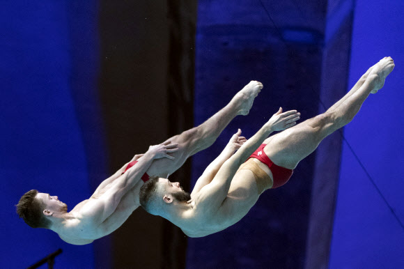 28일(현지시간) 캐나다 퀘벡주 몬트리올에서 열린 FINA 다이빙세계대회에서 남자 3m 플랫폼싱크로 결승전이 치뤄진 가운데 캐나다 선수들이 경기를 펼치고 있다. AP 연합뉴스