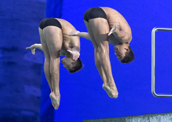 28일(현지시간) 캐나다 퀘벡주 몬트리올에서 열린 FINA 다이빙세계대회에서 남자 10m 플랫폼싱크로 결승전이 치뤄진 가운데 멕시코 선수들이 경기를 펼치고 있다. AP 연합뉴스