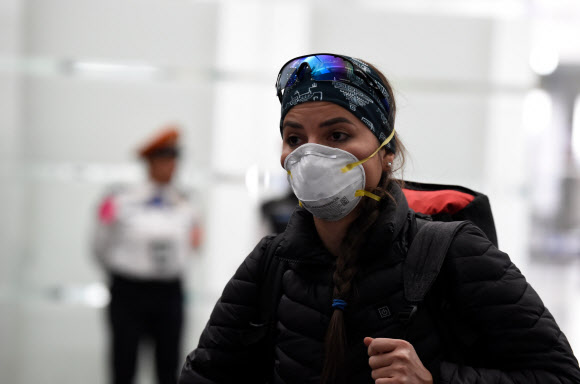 28일(현지시간) 멕시코 멕시코시티 국제공항에 도착한 한국발 여객기에서 내린 승객이 마스크를 쓰고 있다. AFP 연합뉴스