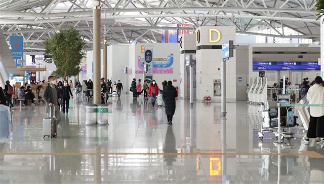 ‘8년 만에 최저’ 토요일에도 불구하고 썰렁한 인천국제공항