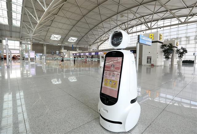 텅 빈 출국장을 이동하는 에어스타