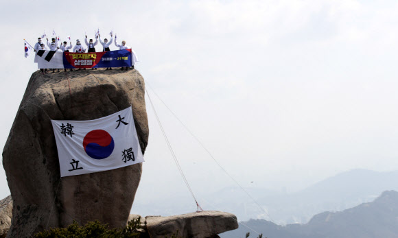 북한산에 펼쳐진 태극기