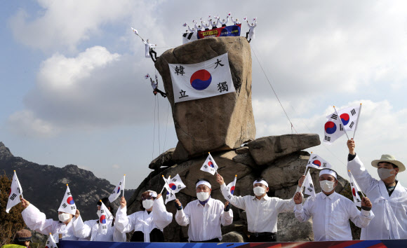 북한산에 펼쳐진 태극기