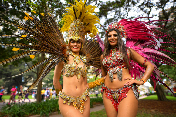 29일(현지시간) 호주 시드니에서 열린 퀴어축제인 ‘마디 그라 퍼레이드’에서 화려한 의상을 입은 참가자들이 퍼레이드를 즐기고 있다. EPA 연합뉴스