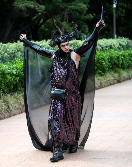 29일(현지시간) 호주 시드니에서 열린 퀴어축제인 ‘마디 그라 퍼레이드’에서 화려한 의상을 입은 참가자들이 퍼레이드를 즐기고 있다. EPA 연합뉴스