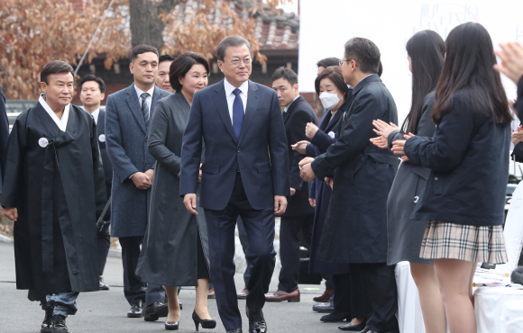 문재인 대통령이 1일 종로구 배화여고에서 열린 3.1절 기념식에 참석하고 있다.  2020.3.1도준석 기자 pado@seoul.co.kr