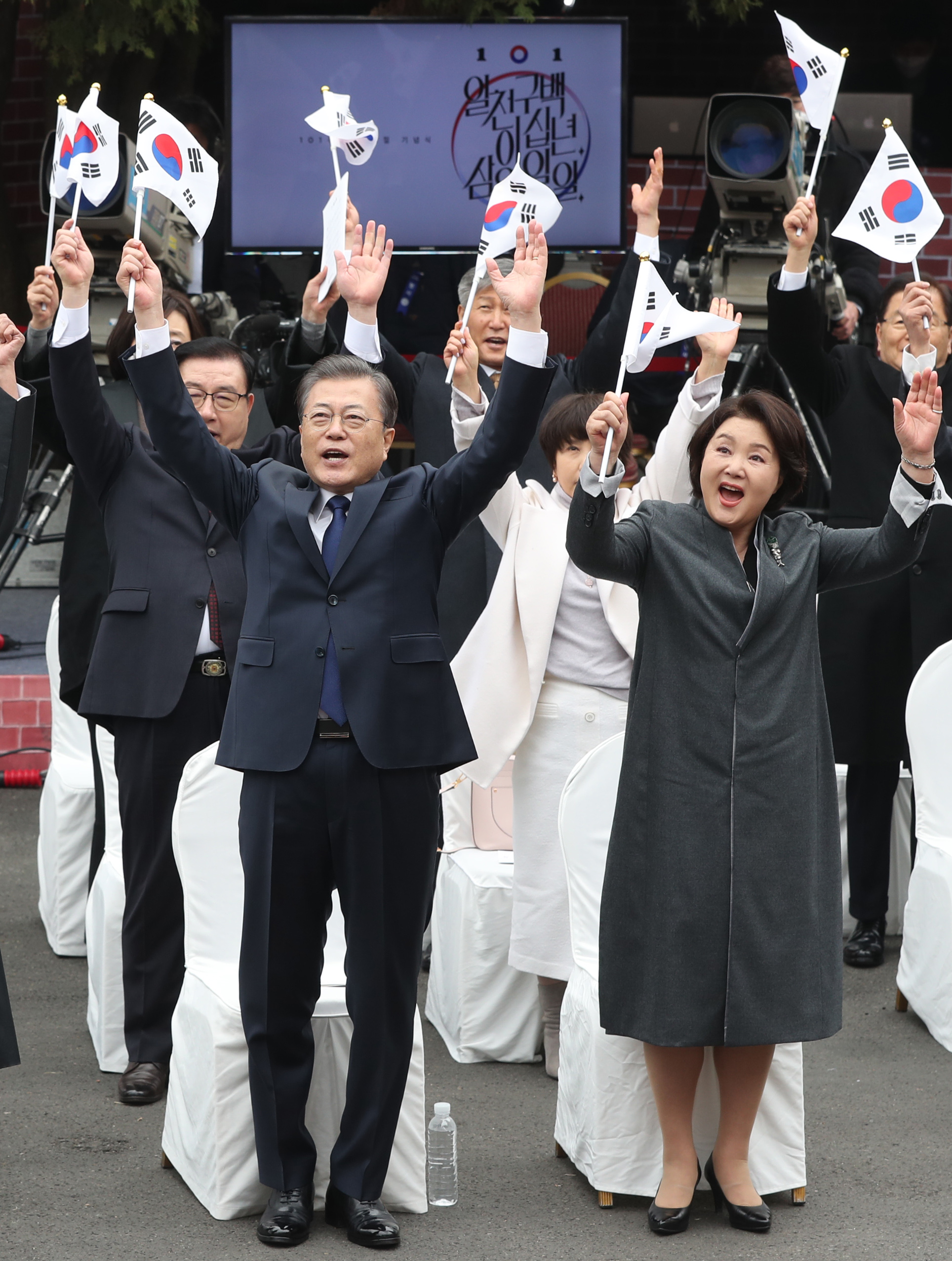 만세삼창하는 문 대통령