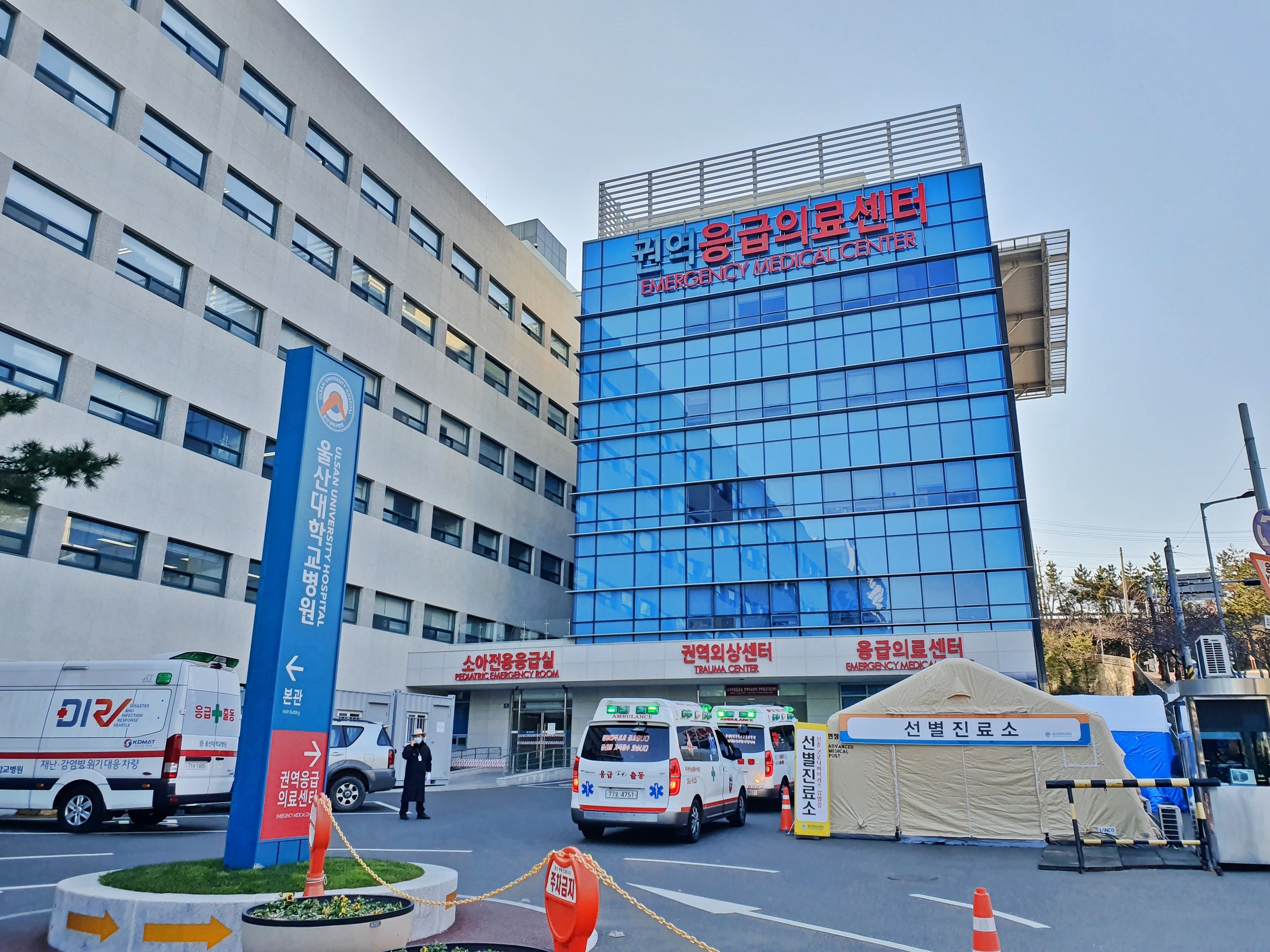 응급의료센터 의료진의 코로나19 확진 판정으로 폐쇄됐던 울산대병원 응급실과 외래진료실이 2일부터 다시 정상 운영한다.