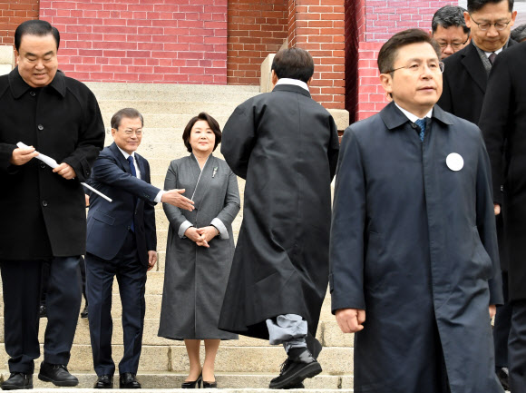 기념촬영하는 문 대통령