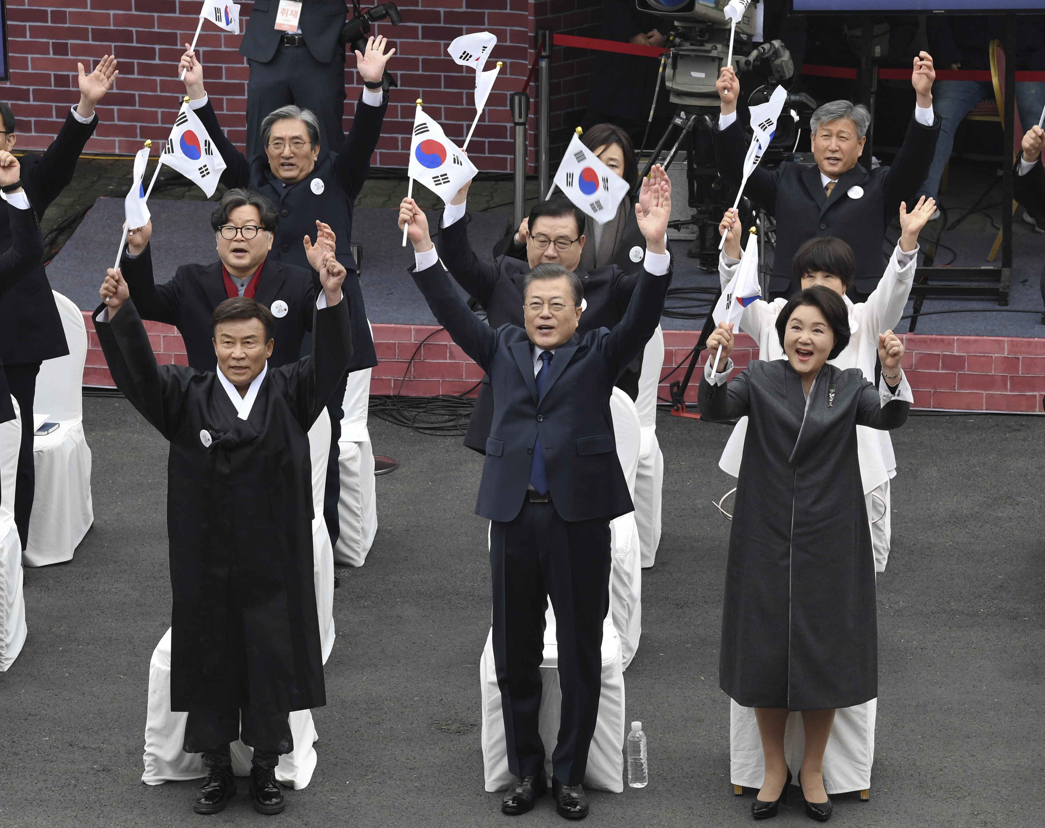 문재인 대통령과 김정숙 여사가 1일 종로구 배화여고에서 3.1절 기념식 참석자들과 함께 만세삼창을 하고 있다. AP 연합뉴스