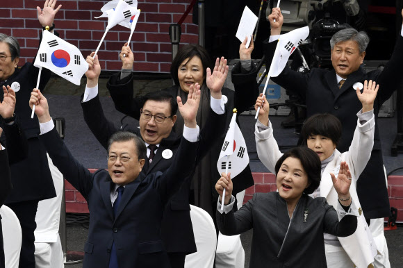 문재인 대통령과 김정숙 여사가 1일 종로구 배화여고에서 3.1절 기념식 참석자들과 함께 만세삼창을 하고 있다. AP 연합뉴스
