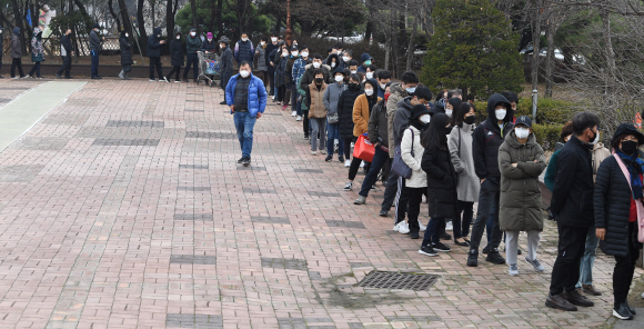 1일 하나로마트 양재점에서 시민들이 마스크를 사기 위해 줄지어 서 있다. 농협은 주말을 맞아 마스크 수요가 증가할 것으로 예상됨에 따라 당초 이날 서울?경기 지역 319개 하나로마트에 마스크 55만장을 판매할 계획이었지만 정부와 협조해 55만장을 추가 조달키로 했다. 2020.3.1 오장환 기자 5zzang@seoul.co.kr