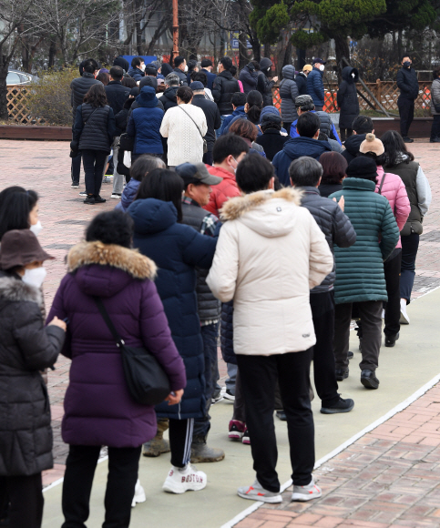 1일 하나로마트 양재점에서 시민들이 마스크를 사기 위해 줄지어 서 있다. 농협은 주말을 맞아 마스크 수요가 증가할 것으로 예상됨에 따라 당초 이날 서울?경기 지역 319개 하나로마트에 마스크 55만장을 판매할 계획이었지만 정부와 협조해 55만장을 추가 조달키로 했다. 2020.3.1 오장환 기자 5zzang@seoul.co.kr