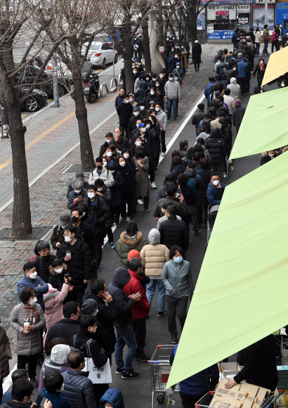 코로나19로 마스크 수요가 급증하면서 서울?경기 하나로마트에서도 공적 마스크를 공급한 1일 오후 서울 용산구 하나로마트 용산점에서 시민들이 마스크를 구입하기 위해 줄지어 차례를 기다리고 있다.당초 이날 서울?경기 특별공급 물량은 55만장으로 계획했지만 정부와 협조해 55만장을 추가 조달키로 했다. 1인당 판매수량 5매로 마진 없이 시중 가격보다 저렴하게 공급했다.  2020. 3. 1 정연호 기자 tpgod@seoul.co.kr